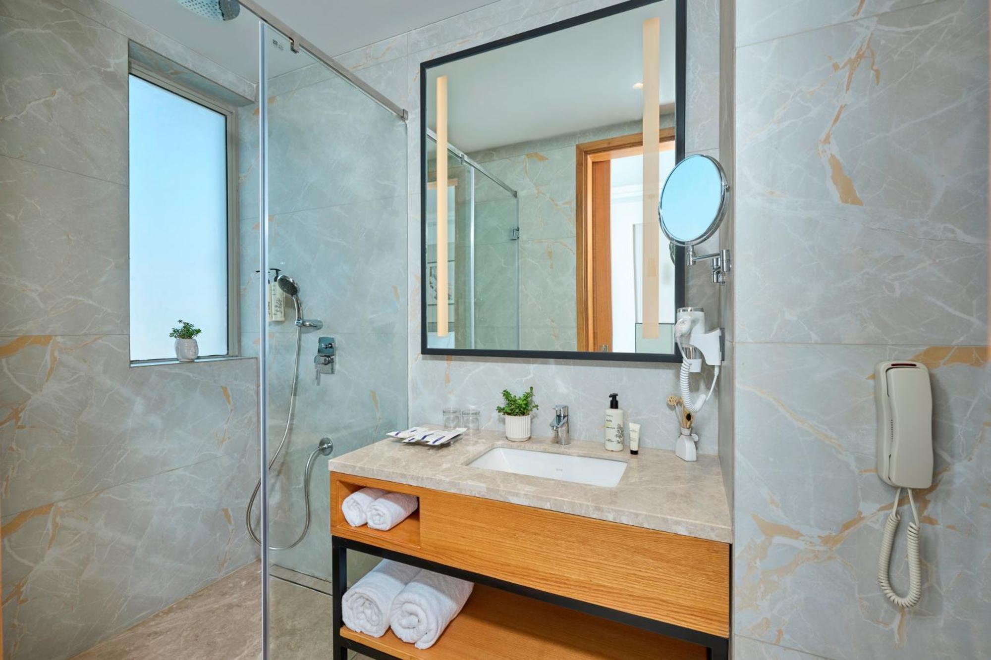 Iris Sarovar Portico غورغاون المظهر الخارجي الصورة